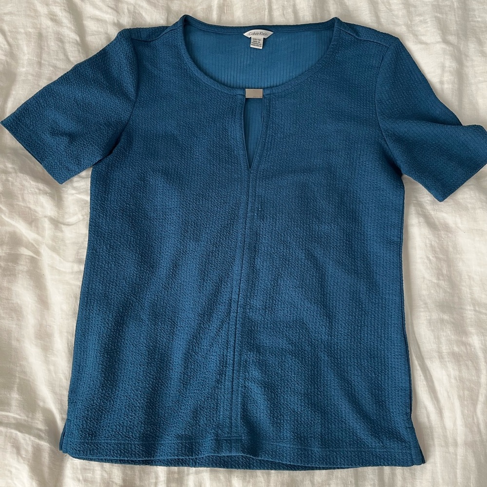 Calvin Klein Keyhole blue top XS